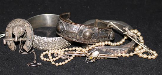 Mixed silver and other costume jewellery.